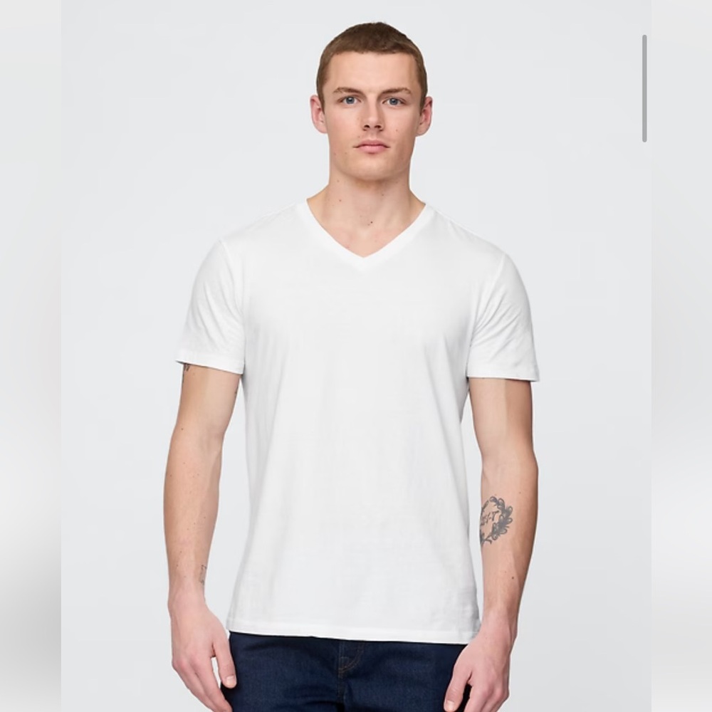 NWT GAP Classic White V-Neck Tee